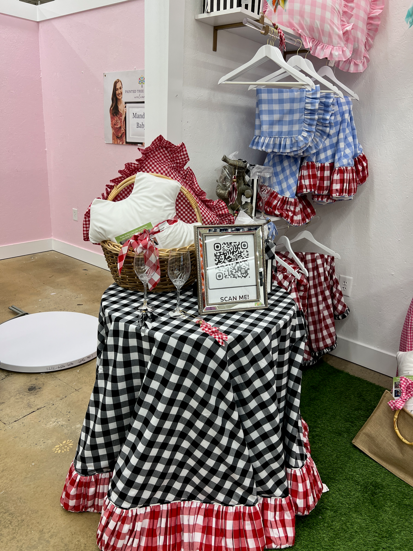 Mixiee Custom Table Skirt